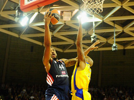 היקמן מנסה לעצור את טיילור. המשימה בוצעה (gettyimages)