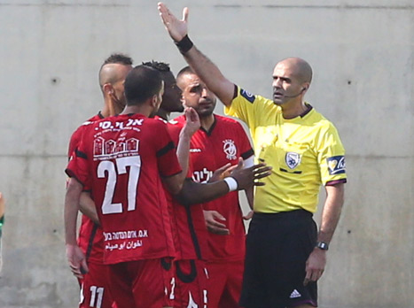 לאזברגה היו תלונות קשות. אברטון מורחק (אלן שיבר)