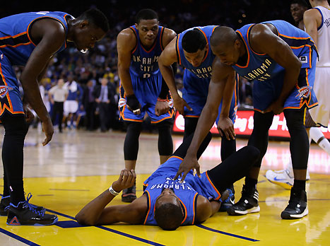 דוראנט על הפרקט, החברים מודאגים (gettyimages). צפו בתקציר