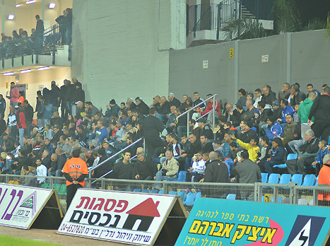אוהדי עפולה שבאו לתמוך בקבוצתם(ארנון לוי, דאבל פס)