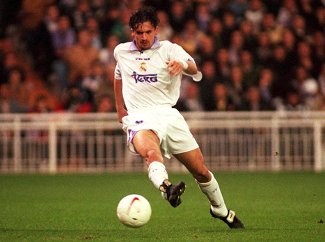 מיאטוביץ' והכדור. אגדת כדורגל (getty)