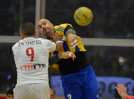 ניהול משחק מעולה. קריבוקאפיץ (צילום: עמית שיסל)