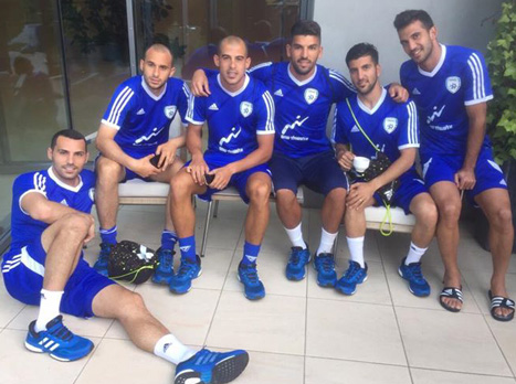 שחקני הנבחרת בשדה התעופה (צילום: עמוד האינסטגרם של אריאל הרוש)