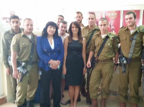 אלונה ברקת עם החיילים המצטיינים. זכו במנויים