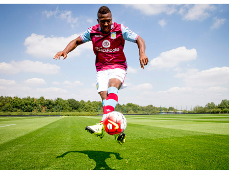 ערך בכורה בבארסה בגיל 17 (האתר הרשמי של אסטון וילה)