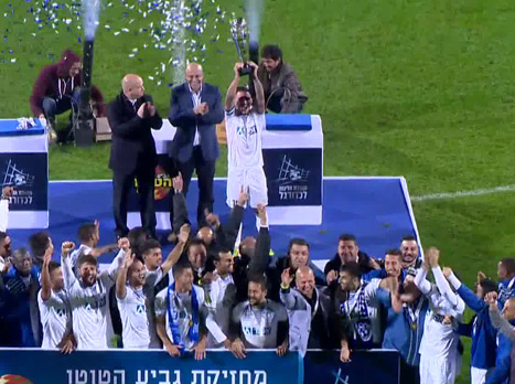 שי רביבו מניף את הגביע. תואר אחד יש לו העונה