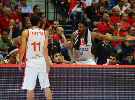 מקבל הוראות מהשותף לחדר (דני מרון)
