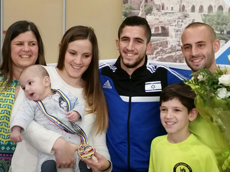 אטיאס עם משפחתו בנתב"ג. "ההישג המשמעותי בחיי"