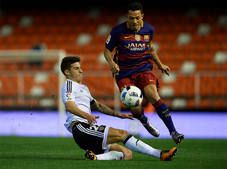 אדריאנו מדלג מעל סנטי מינה (Getty(