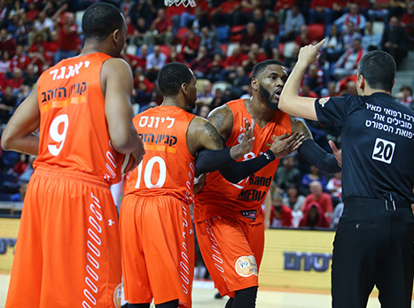 מונרו זועם על השיפוט. סוער במכבי ראשל"צ (לירון מולדובן)