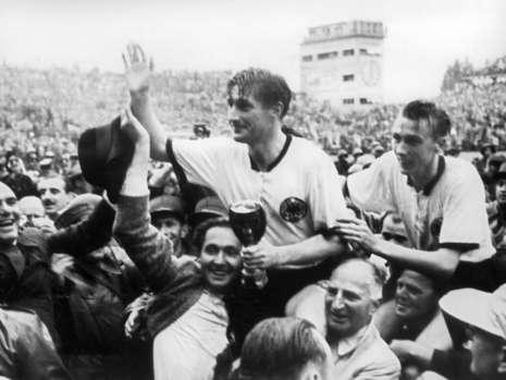 הגרמנים חוגגים ב-1954 (getty)