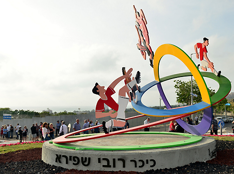 הנצחה ראויה. כיכר "רובי שפירא" (צילום: צבי רוגר)