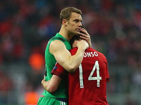 נוייר מנסה לנחם את צ'אבי אלונסו (getty)