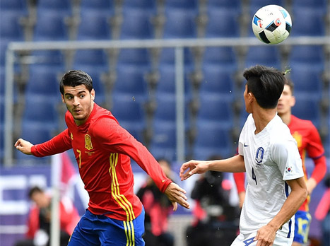 מוראטה משקיף על הכדור (Getty)