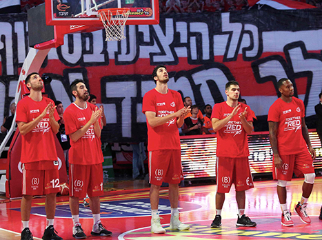 שחקני ירושלים עשו כבוד לאקס הקבוצה (צילום: אלן שיבר)