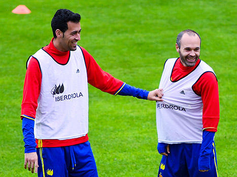 אינייסטה ובסקטס הוותיקים ממשיכים להוביל (gettyimages)