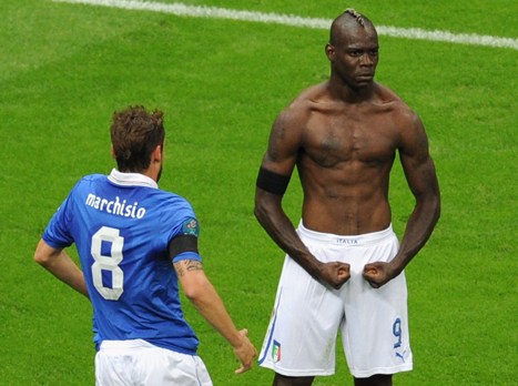 גנב את ההצגה בחצי הגמר של יורו 2012. באלוטלי (Getty)