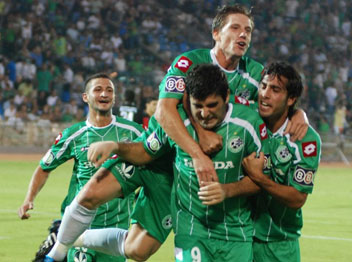 היה פה חצי שנה ומיעט לשחק. אדריאן סילבה במדי חיפה