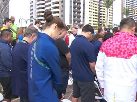 במהלך הטקס נערכה דקת דומייה לזכר הקורבנות