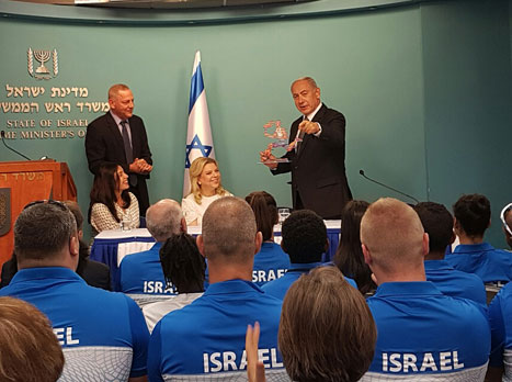 נתניהו עם הספורטאים. "כולם עשו עבודה נהדרת"