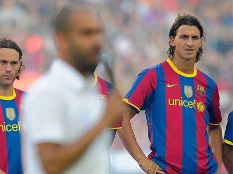 איברה משקיף על פפ לפני המשחק האחרון תחתיו (Getty)