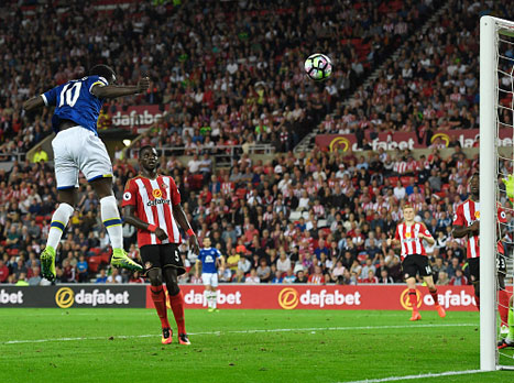 לוקאקו נוגח לרשת (getty)