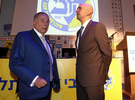 פותח עוד עונה במכבי ת"א. שמעון מזרחי לצד חגי בדש (אלן שיבר)