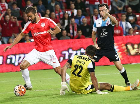 תורם גם להתקפה. ויטור (דני מרון)