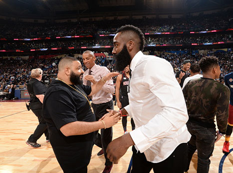 ג'יימס הארדן ודי.ג'יי חאלד (getty)
