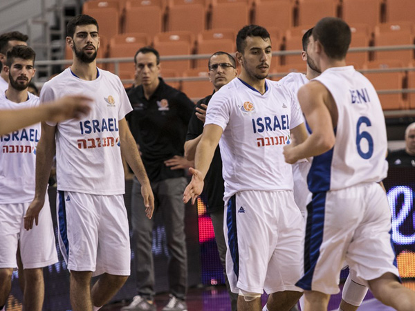 ישראל שמחה אחרי שעברה עוד משוכה בטורניר. קטש: "ניצחון מאוד מרשים" (צילום: FIBA)