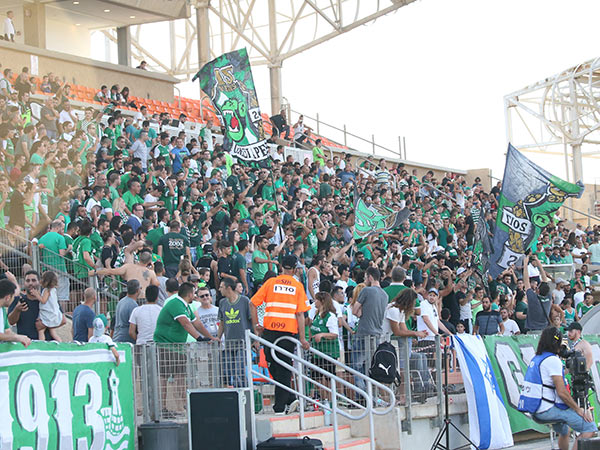 הניצחון יעזור למכירת המנויים? אוהדי חיפה בעכו (צילום: יוסי שקל)