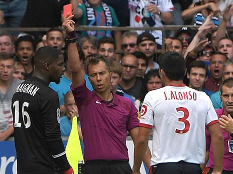 מאיניאן מקבל אדום שטותי במיוחד (getty)