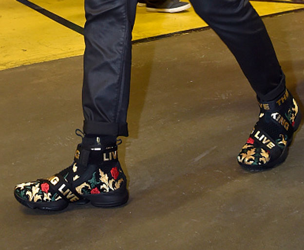 הנעליים החדשות של לברון