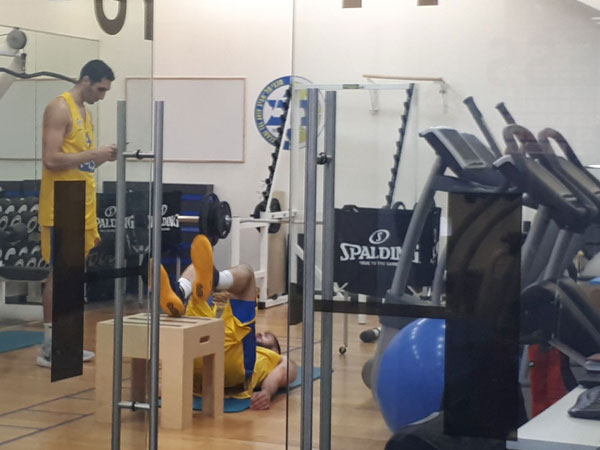 אירוע חריג. זוסמן ומשעור מתאמנים בסיום המשחק