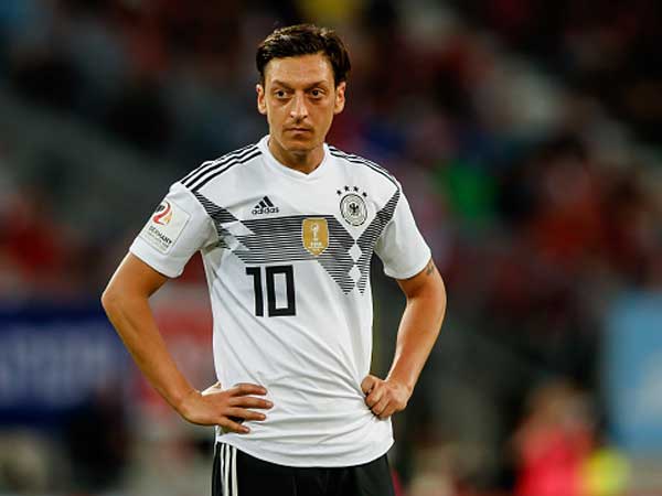 אוזיל, בעיות הגב חזרו לצד פציעה בברך