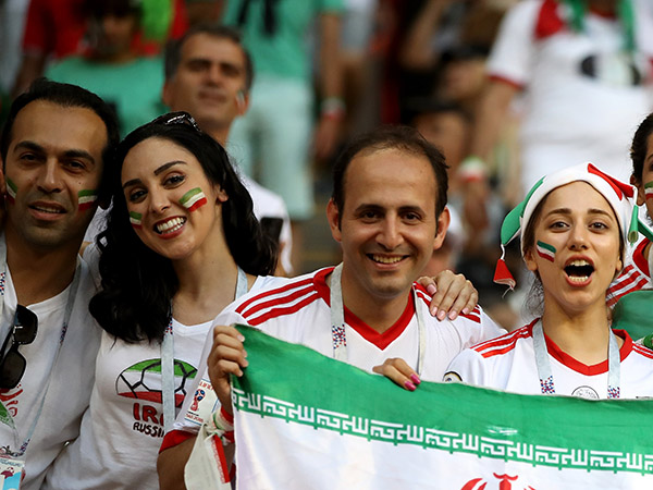 משפחות איראניות הגיעו לעודד את הנבחרת ברוסיה (Getty)