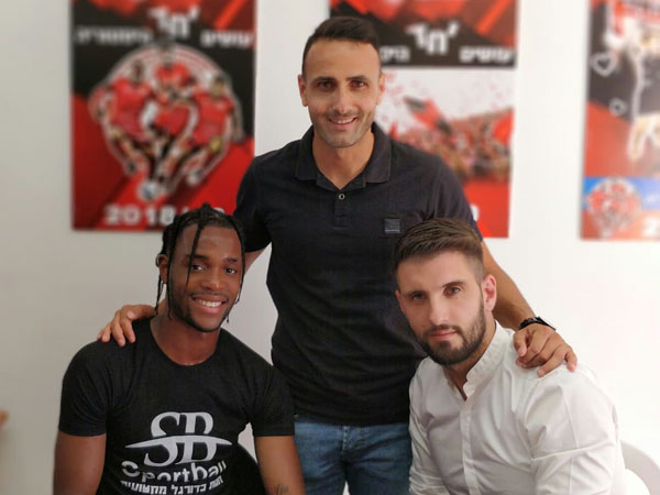 פרדי פולמן עם סוכנו שלומי בן עזרא במעמד החתימה