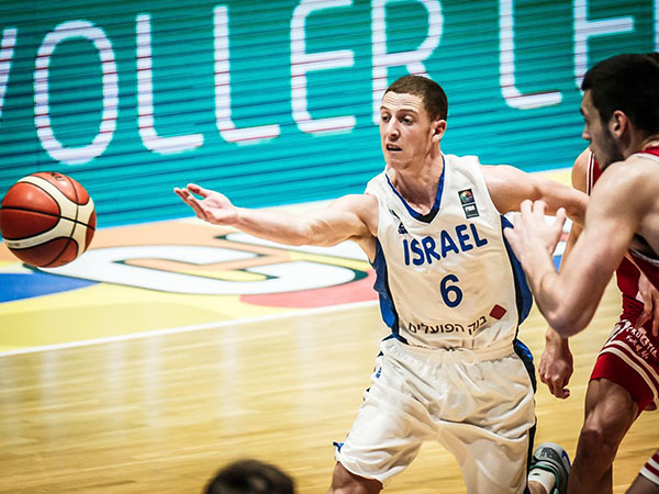 בני וחבריו שטפו את הפרקט (FIBA)