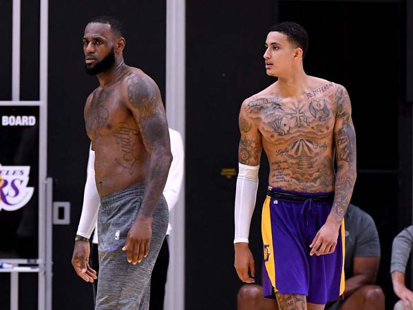 קוזמה עם לברון. לומד הרבה ממנו (Photo by Harry How/Getty Images)