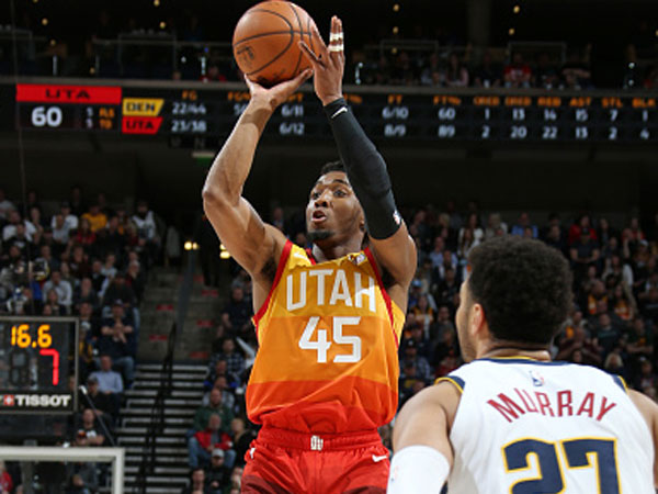 מיטשל היה גדול על דנבר (צילום: David Liam Kyle/NBAE via Getty Images)