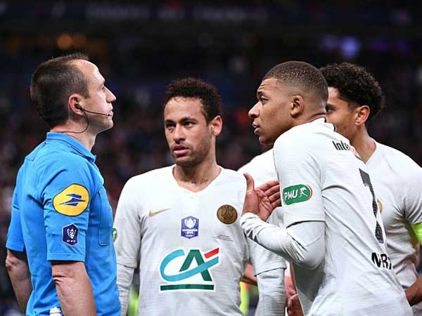 אמבפה ברגע ההרחקה (getty, Martin BUREAU)