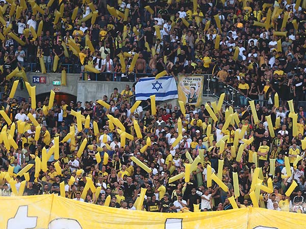 הקהל סיפק תפאורה מושלמת (צילום: אלן שיבר)