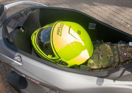 מקום לקסדה ותיק מתחת למושב