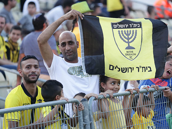 אוהדי בית"ר. באו לצפות בקבוצה מקרוב (דני מרון)