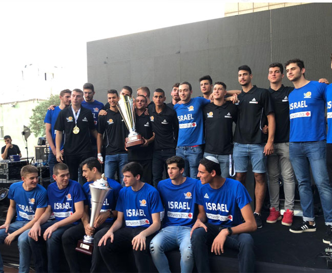 שחקני הנבחרת. החגיגות עדיין לא הסתיימו