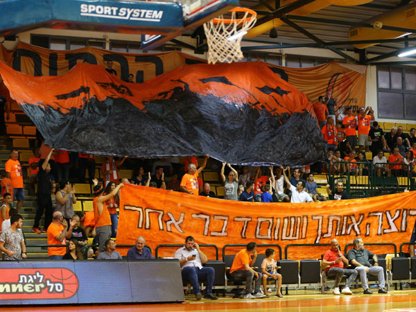 הקהל הכתום שידרג את עצמו בכמות, באיכות ובתפאורה (לירון מולדובן)