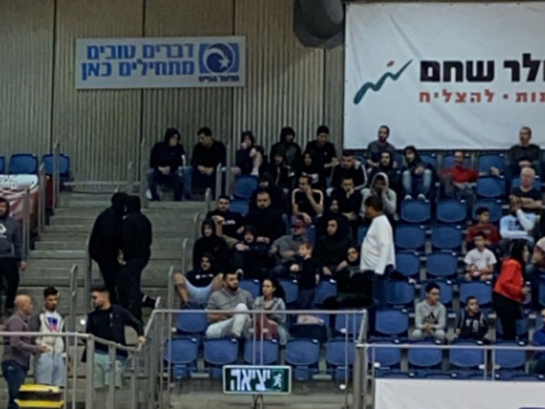 אוהדי ב"ש לבושים שחורים