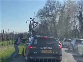 רגע תקיפת הרכב | צילום: Nicholas_EffeTi