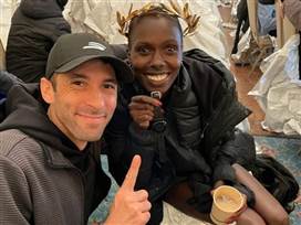 לוקדי והרץ החובב אחרי המרוץ | צילום: סטראבה