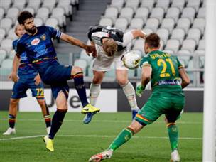 דה ליכט חתם את התוצאה עם נגיחה עוצמתית (GETTY)